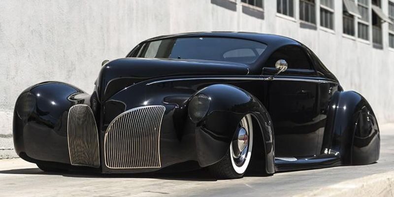Carro preto dos anos 1930 com carroceria aerodinâmica