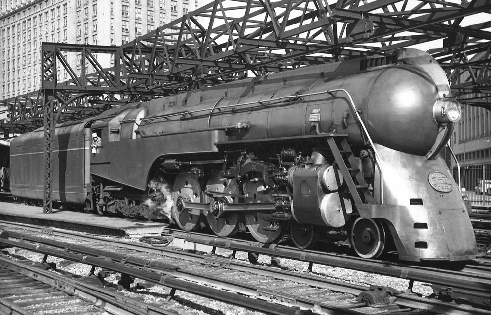 Locomotiva a vapor aerodinâmica em preto e branco